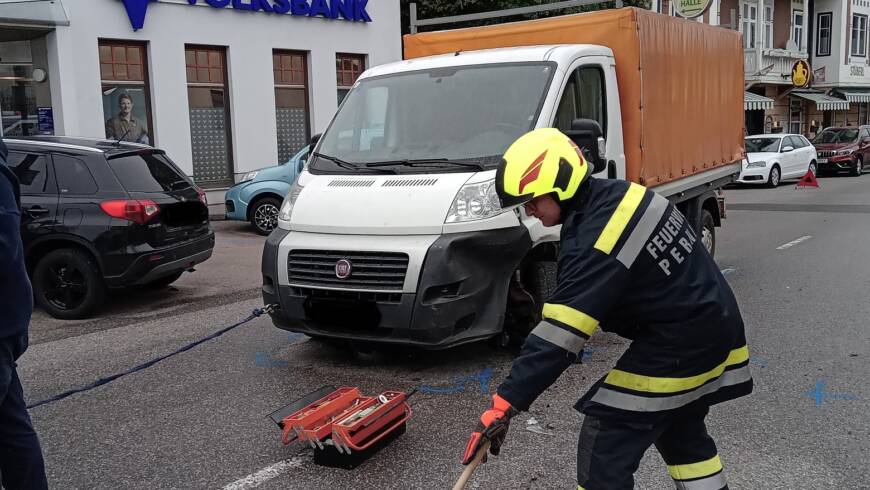 PKW gegen Kleintransporter