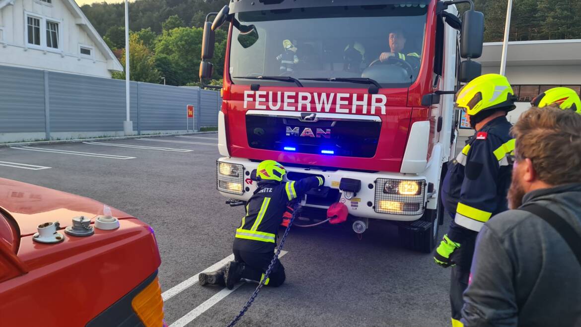 <strong>KFZ – BERGUNG AM PARKPLATZ HOFERMARKT</strong>