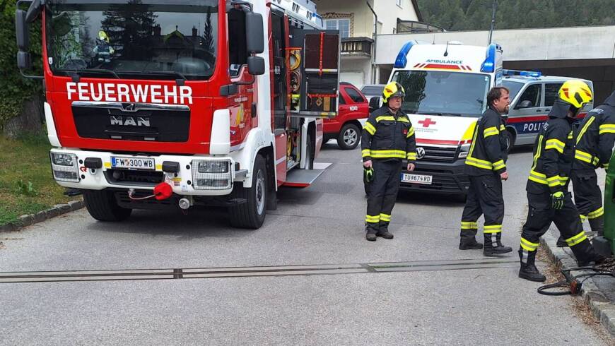 Kollision zwischen Kleinbus und Zug