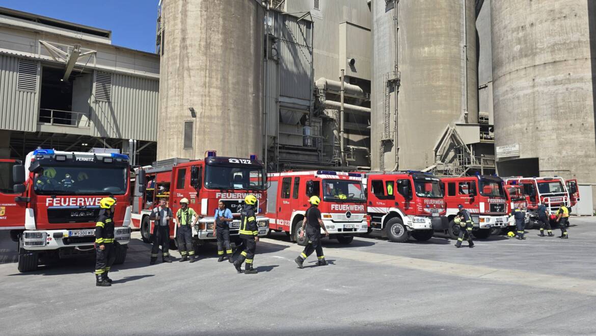 Einsatz im Zementwerk Wopfing: Unterstützung bei Schwelbrand