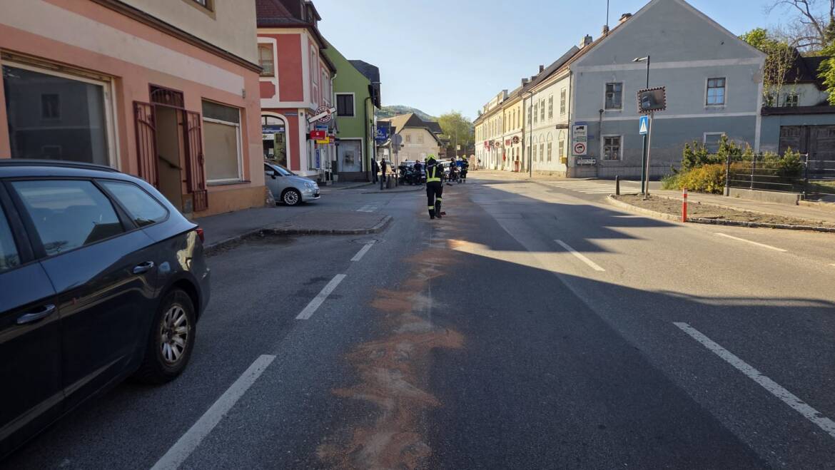 Betriebsmittelaustritt auf der Hauptstraße