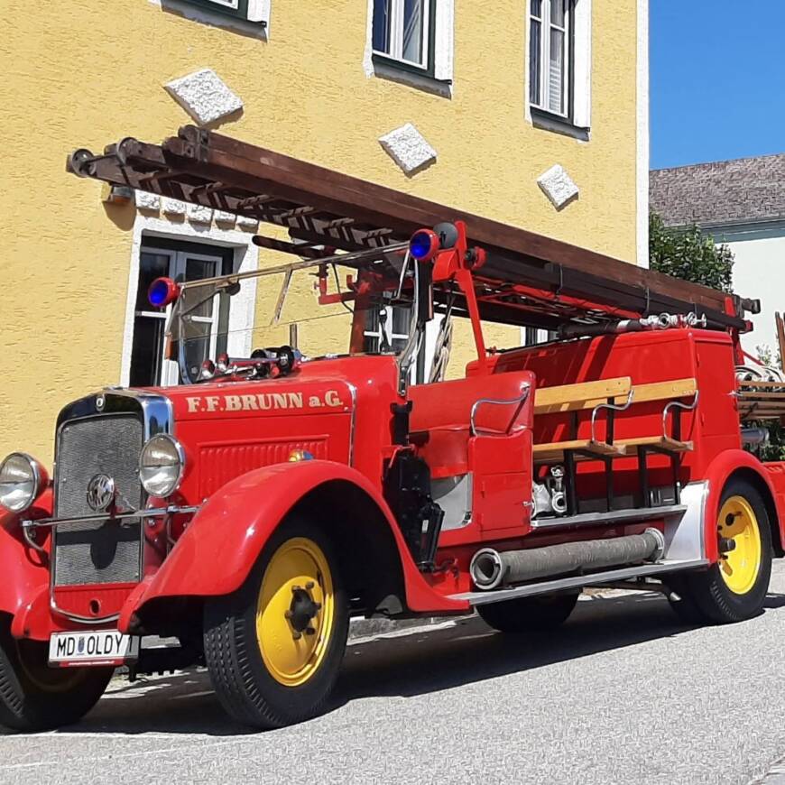 Historische Feuerwehrfahrzeuge zu Gast in Pernitz