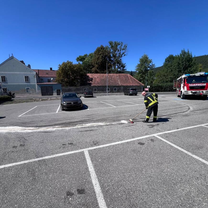 Ölspur auf Parkplatz