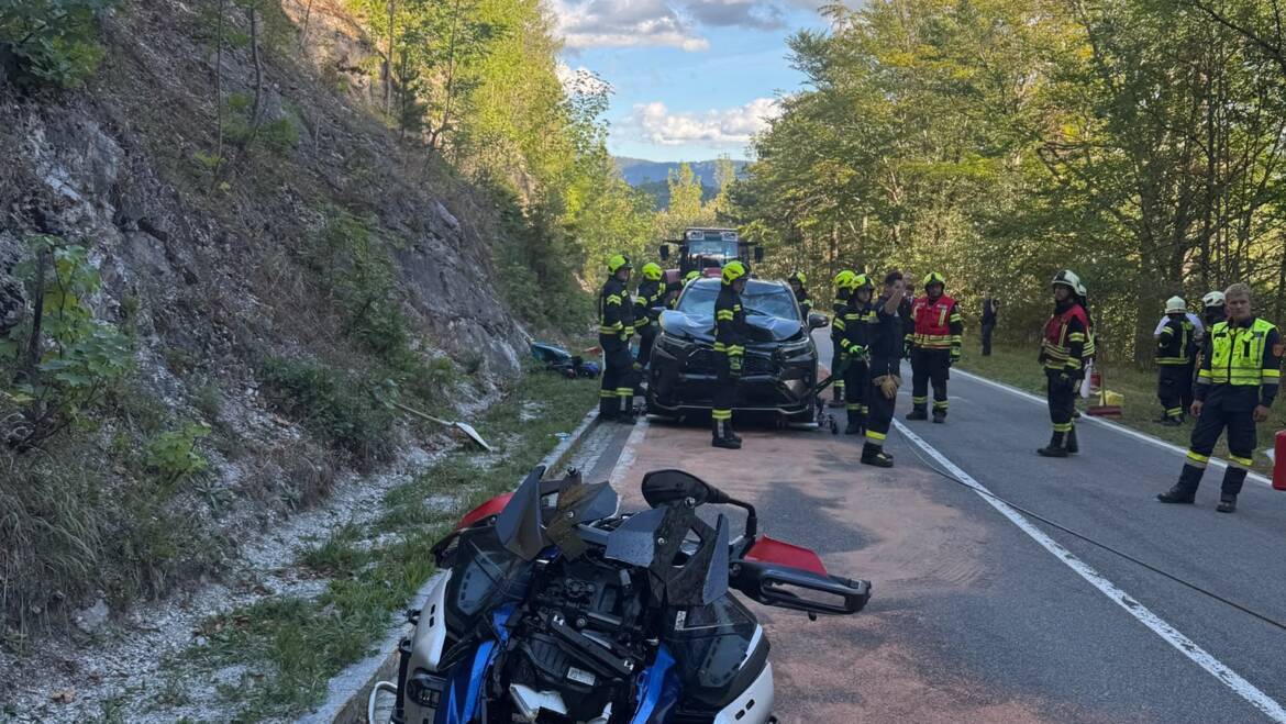 Verkehrsunfall zwischen PKW und Motorrad auf der B21